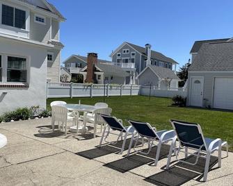 Clean and Affordable Family Cottage - Stone Harbor - Patio