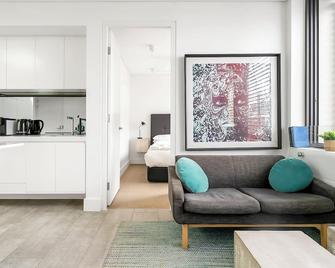 Stylish 1BR Apartment with Skylight near Bondi Beach - Bondi Beach - Stue