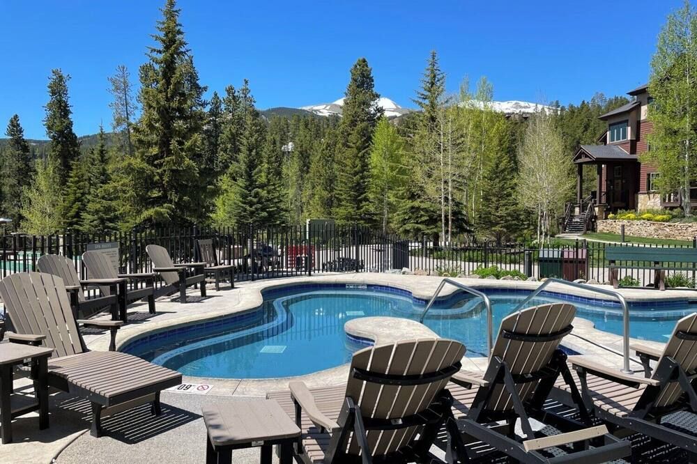 2 BR 2 BA slope-side resort ski-in just feet from 4 o'clock - Breckenridge - Pool