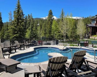 2 BR 2 BA slope-side resort ski-in just feet from 4 o'clock - Breckenridge - Pool