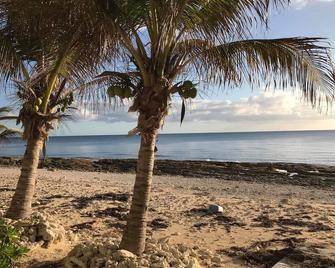 Waterfront, Family Friendly, Bahamian Retreat with Dock - West End - Playa