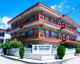 Milonas House Apartments - Paralia Dionisiou - Edificio