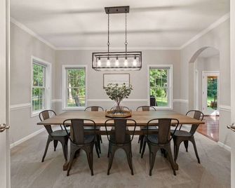 Lake View Retreat - Cottage Near a Peaceful Lake! - Harpers Ferry - Dining room