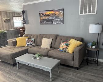 Charming 2-bedroom apartment near Rend Lake - Benton - Sala de estar