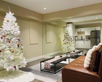 So Beautiful Suite/4min walk sea/20minDowntown/ 20min ski/Pets welcome - West Vancouver - Living room