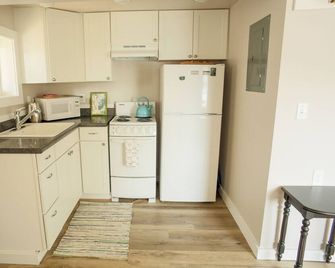 Midtown Studio Apartment with a View - Ketchikan - Kitchen