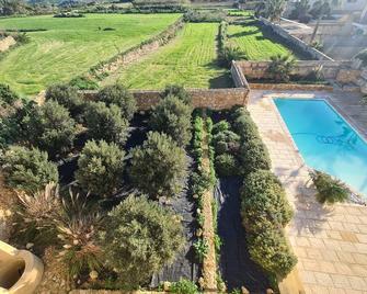 Farmhouse Villa in Gozo with large pool & garden - Żebbuġ (Gozo) - Piscina