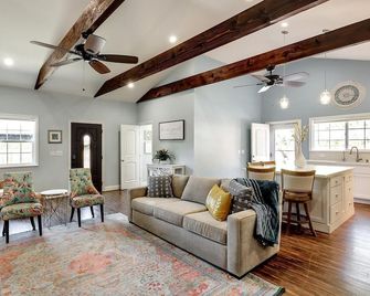 Spacious Modern Farmhouse Casita in Castro Valley Countryside with Private Patio - Castro Valley - Вітальня