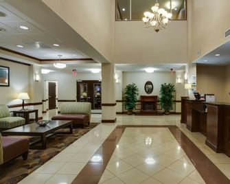 Holiday Inn Express & Suites Moultrie By IHG - Moultrie - Lobby