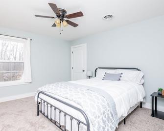 Cozy Lakefront Retreat: Your Nolin Lake Haven for all the seasons - Leitchfield - Bedroom