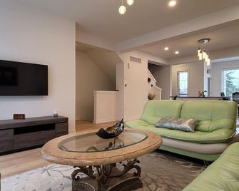 Escape to our chic casita where modern comfort meets serene surroundings. - Cambridge - Wohnzimmer
