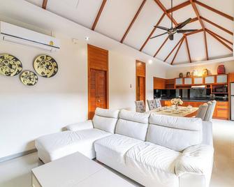 Phuket Meet Holiday Hotel - Rawai - Living room