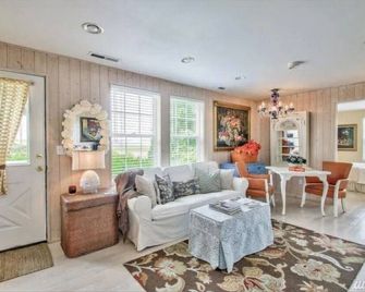 Carriage Hill Farm, 1 bed, 1 bath - 14 Night Minimum - Bow - Living room