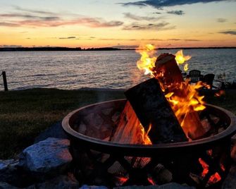 Great Sunset View Riverfront Cottage- Amazing Sunsets!! - Cape Vincent - Patio