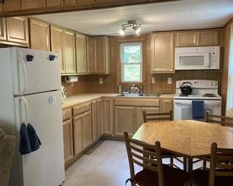 Red Quill Camp, A great place for outdoor recreation in all seasons! - Rangeley - Kitchen