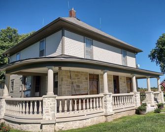 5 Star Style and Review, Historical Sears Catalog home with LOTS of room - Topeka - Edificio