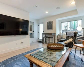 New two room apartment close to stadium and downtown on a park - Denver - Sala de estar