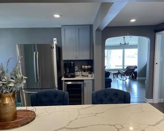 Lake front house with beautiful views and walking distance to Indiana Beach. - Monticello - Restaurant