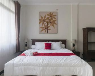RedDoorz Syariah Plus near Trans Studio Cibubur - Depok