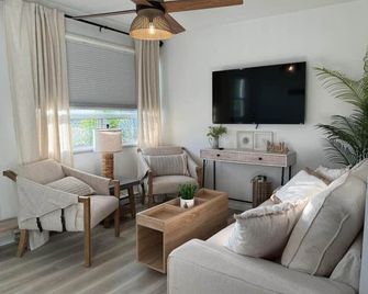 Couples Getaway Sparrow Lake Muskoka Beach House - Gravenhurst - Living room