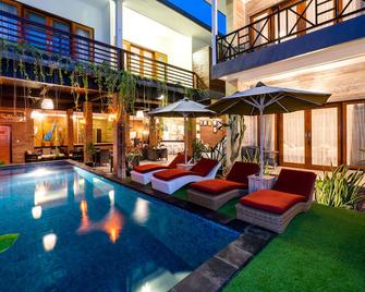 Nyuh Gading Home Stay - נוסה פנידה - בריכה