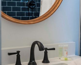 Stonewall Bungalow 2 - Sleeps 2 - Stonewall