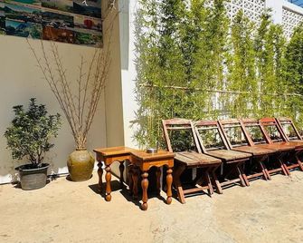 Vang Vieng Green Hotel - Vang Vieng - Patio