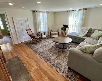 Historic farmhouse with amazing views! Close to campus, trails, and farm brewery - Blacksburg - Living room