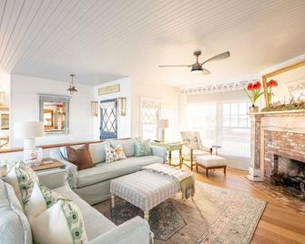 Luxury oceanfront 5 bedroom, 5.5 bath private dock overlooking Mothers Beach! - Kennebunk - Living room