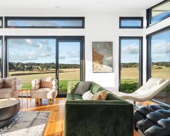 Unique and Modern Farm Stay with Pool and Foosball and Yard - Buninyong - Sala de estar