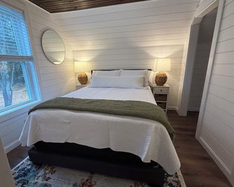 Keep it simple at this peaceful and centrally-located private haven. - Bar Harbor - Bedroom