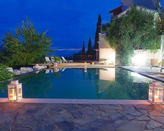 Beautiful Modern Villa With Large Pool And fantastic Sea Views. - Magoulades - Pool