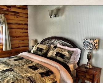 Lakefront Views!! Rustic Log Cabin Getaway - Westwood - Bedroom