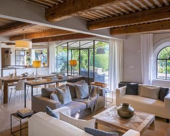 The bastide villa with private garden and pool - Joucas - Huiskamer