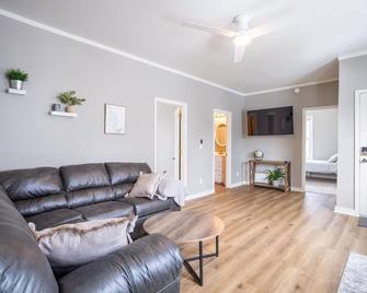 Peaceful Home in Heart of Oshkosh - 奧什科什 - 客廳