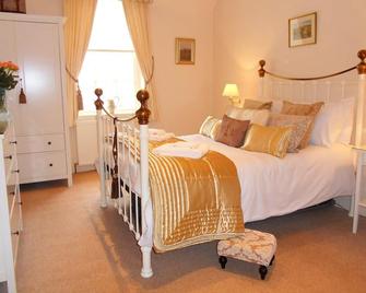 Peaceful townhouse,2 mins walk to shops,bars,golf and beach. - Ayr - Bedroom