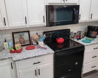 Retro Bungalow - 3 Beds/2 Baths - No Chores! - Slaton - Cocina