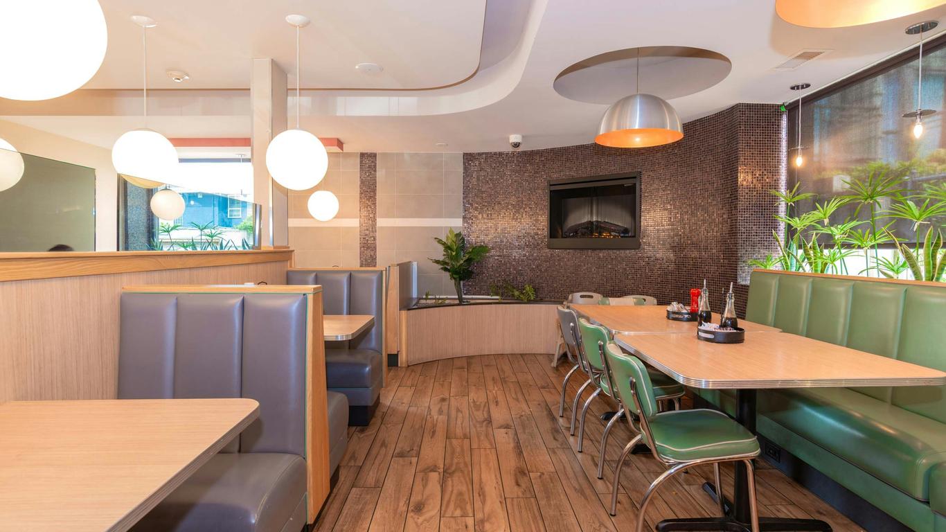 Sandman Signature Vancouver Airport Hotel & Resort