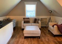 Carriage House Suite on a Beautiful Estate Near Fort Langley - Aldergrove - Bedroom