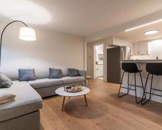 Modern 2-Bed Apartment-Shelburne - Shelburne - Living room