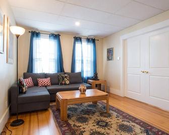 Salem Spacious Second Floor 3-4br! - Salem - Living room