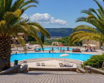 Situated in the picturesque hills of Massa Marittima, the bResort Mucini Hotel/b is a charming hamlet nestled in the green countryside of the upper Maremma. With its large, well-kept spaces, the estate offers a relaxing atmosphere where comfort and n - Massa Marittima