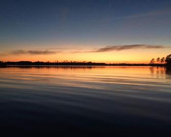 Lizzy's Landing: Come Kayak Canoe and Fish on Pungo Creek near Belhaven NC - Belhaven - Vista del exterior