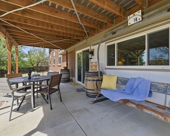 Near Red Rocks - Patio, Yard & Foothill Views - Lakewood - Patio