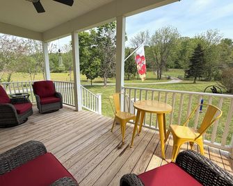 Peaceful Farmhouse w/ Fire Pit & Updated Comforts - Monroe - Balcony