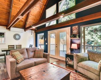 Rustic Cougar Cabin w/ Wood-Burning Fire Pit! - Cougar - Sala de estar