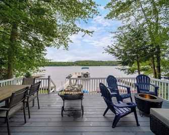 Catskills Lakefront with Hot Tub, Sauna and Theater - Monticello - Balcón