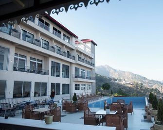 Astra Resort and Caffe - Kasauli - Balcón