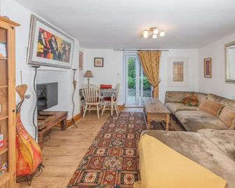 The Flat at number 11 - Newton Abbot - Living room