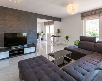 Apartment Black@white - Klenovica - Wohnzimmer